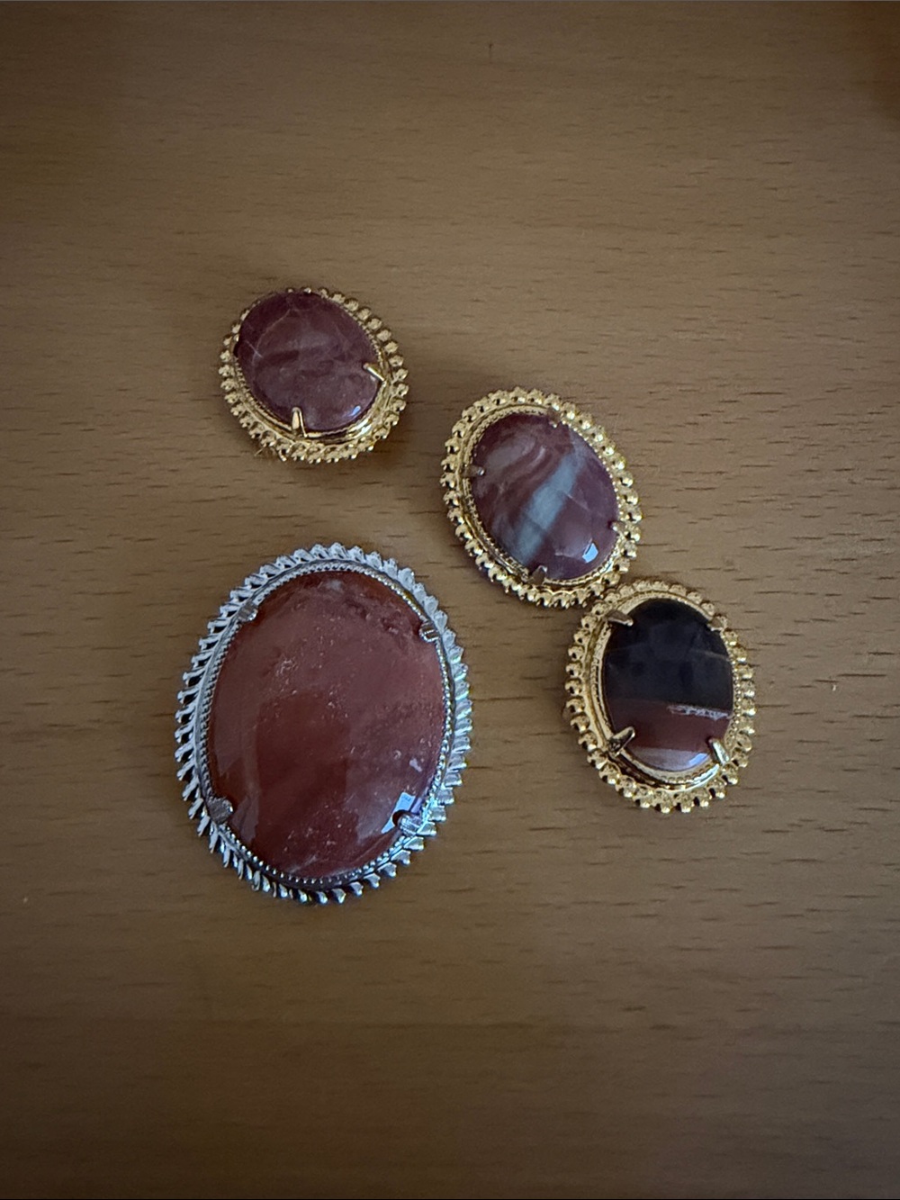 Vintage-Inspired Red Agate Oval Brooch - Gold & Silver Tone Settings